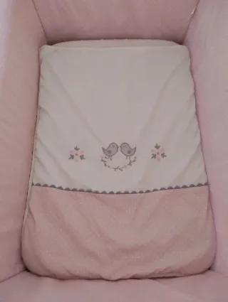 Minicuna rosa con puntos blancos