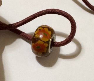 Charm marrone con fiori