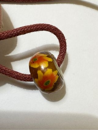 Charm marrone con fiori