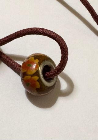 Charm marrone con fiori