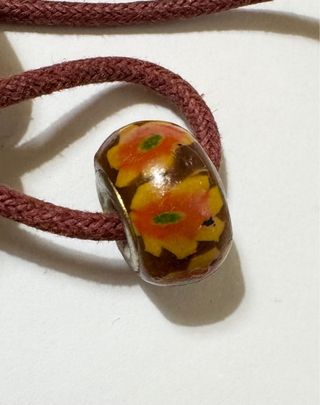 Charm marrone con fiori