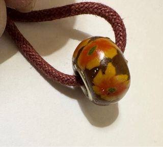 Charm marrone con fiori