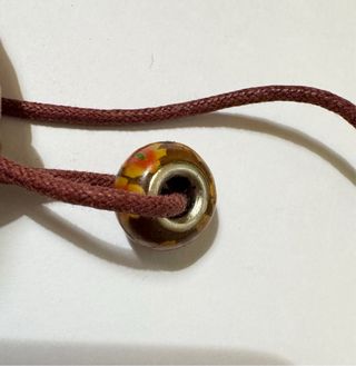 Charm marrone con fiori