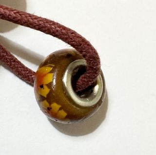 Charm marrone con fiori