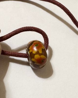 Charm marrone con fiori