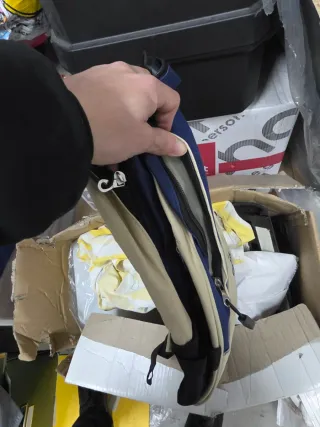 Zaino blu e beige con 2 tasche