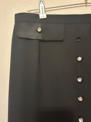 Falda de vestir negra con botones