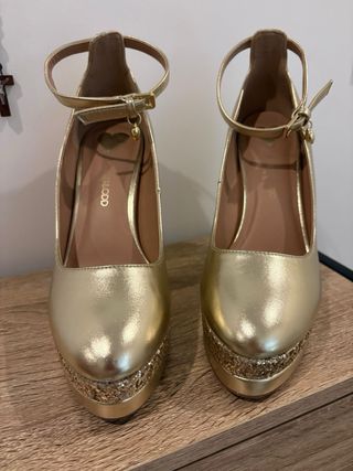 Tacones dorados plataforma talla 39