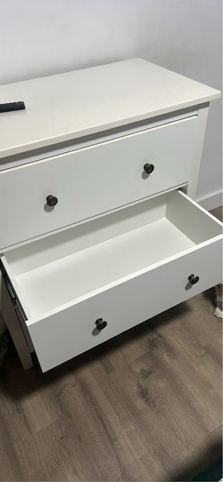 Cómoda blanca de madera