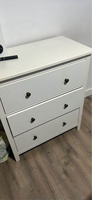 Cómoda blanca de madera