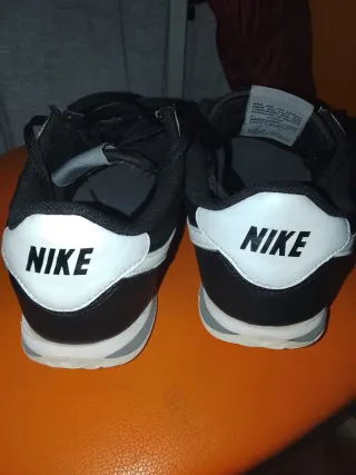 Zapatillas Nike Cortez Negras y Blancas