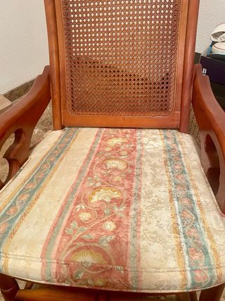 Mecedora de madera maciza con ratán