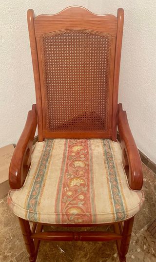 Mecedora de madera maciza con ratán
