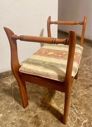 Mecedora de madera maciza con ratán