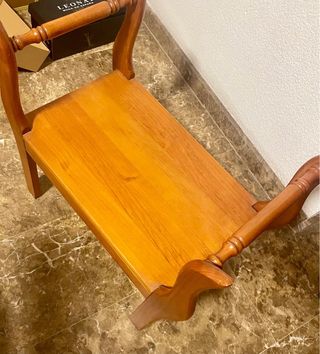 Mecedora de madera maciza con ratán