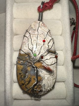 Colgante piedra natural con cordón rojo