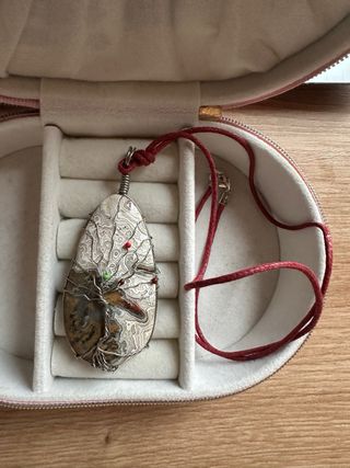 Colgante piedra natural con cordón rojo