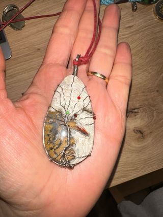 Colgante piedra natural con cordón rojo