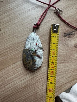 Colgante piedra natural con cordón rojo