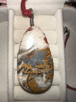 Colgante piedra natural con cordón rojo