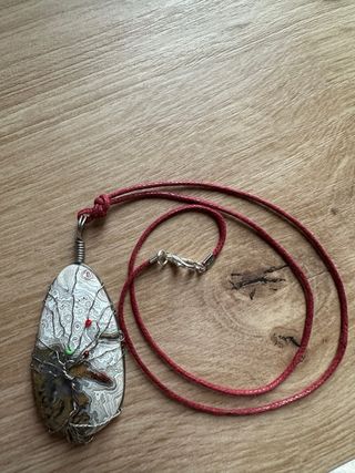 Colgante piedra natural con cordón rojo