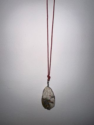 Colgante piedra natural con cordón rojo