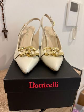 Tacones Botticelli Beige Talla 39 con Cadena Dorad