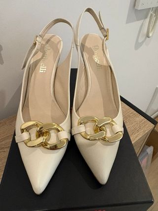 Tacones Botticelli Beige Talla 39 con Cadena Dorad
