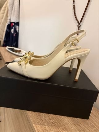 Tacones Botticelli Beige Talla 39 con Cadena Dorad