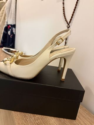 Tacones Botticelli Beige Talla 39 con Cadena Dorad