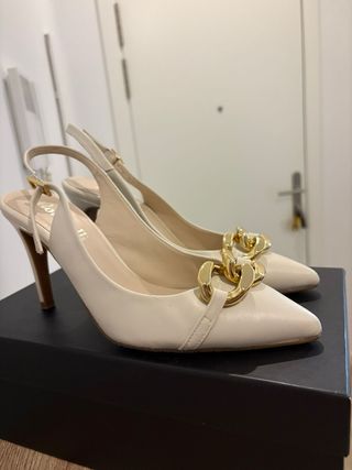 Tacones Botticelli Beige Talla 39 con Cadena Dorad