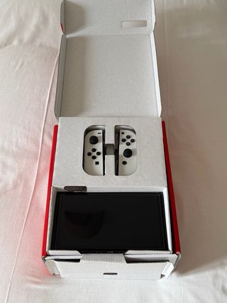 Nintendo Switch OLED Bianco + MarioKart 8 Deluxe