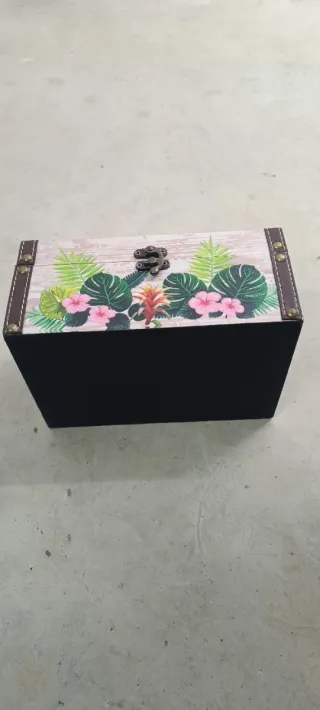 Caja decorada con tucán y flores