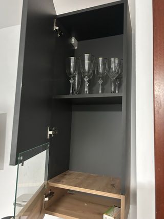 Vitrina de cristal y madera