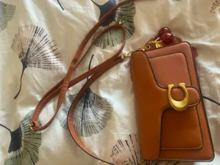 Bolso de mujer marron con detalle C dorado