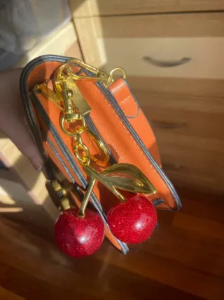 Bolso de mujer marron con detalle C dorado