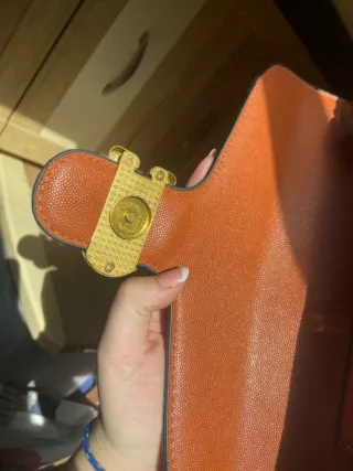 Bolso de mujer marron con detalle C dorado