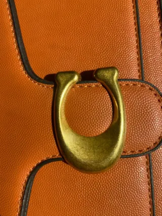 Bolso de mujer marron con detalle C dorado