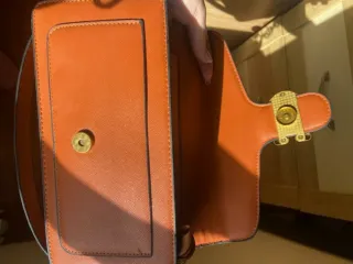 Bolso de mujer marron con detalle C dorado