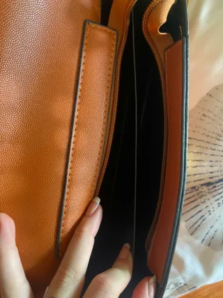 Bolso de mujer marron con detalle C dorado