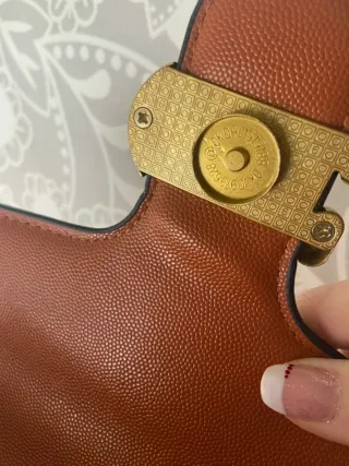 Bolso de mujer marron con detalle C dorado