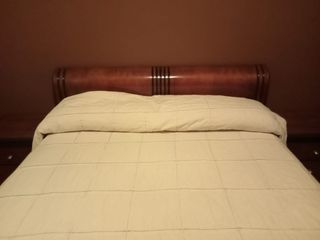 Cómoda de madera marrón y negra,mesillas y armario