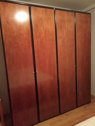 Cómoda de madera marrón y negra,mesillas y armario