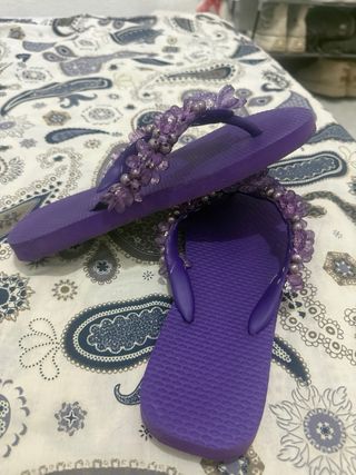 Chanclas moradas  con abalorios y flores 10€ c/una