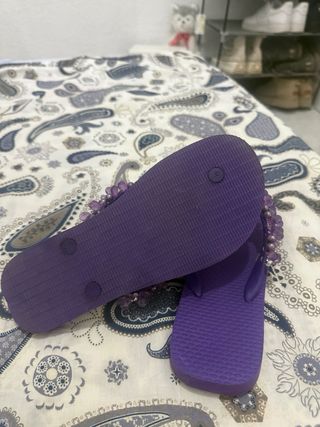 Chanclas moradas  con abalorios y flores 10€ c/una