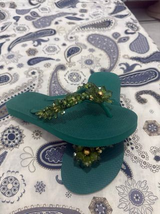 Chanclas moradas  con abalorios y flores 10€ c/una