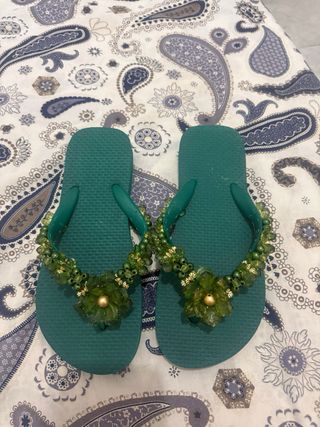 Chanclas moradas  con abalorios y flores 10€ c/una