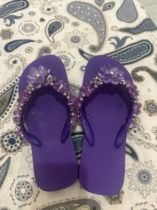 Chanclas moradas  con abalorios y flores 10€ c/una