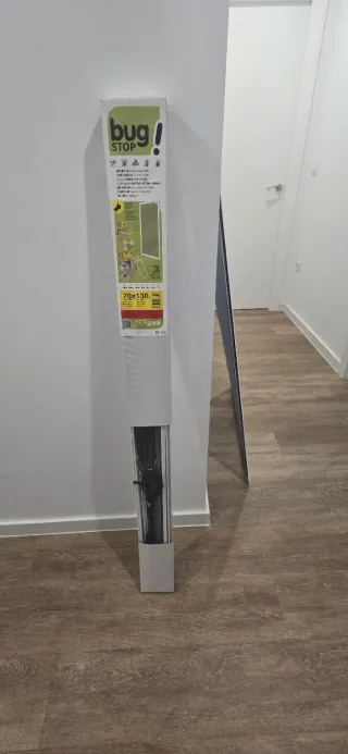 Mosquitera blanca para ventana