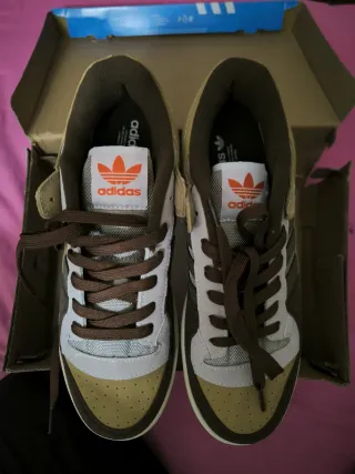 Zapatillas Adidas Beige y Marrón